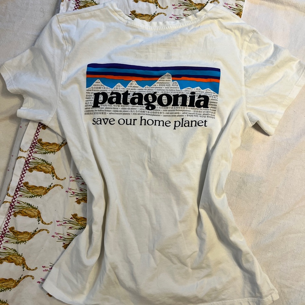 Patagonia women’s fitter t-shirt medium - like new condition.